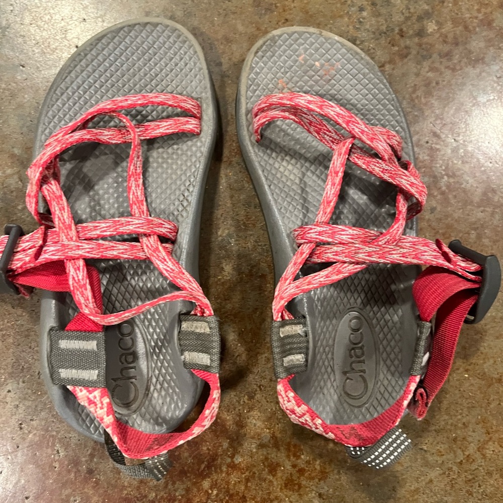 Kid girl size 1 Chacos. In good condition